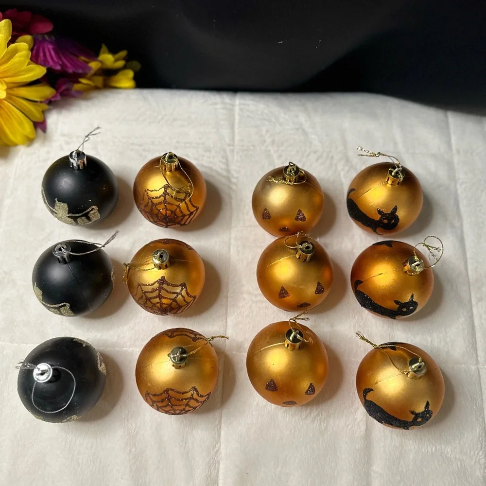 12 Halloween Plastic Decoration Balls/“It’s The Great Pumpkin Charlie Brown Book